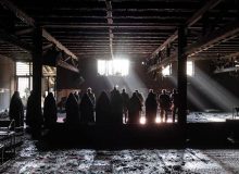 روایت تصویری ایثار در عکس «مسجد سوخته»؛ ردِ فداکاری بر فرش ماندگار شد!